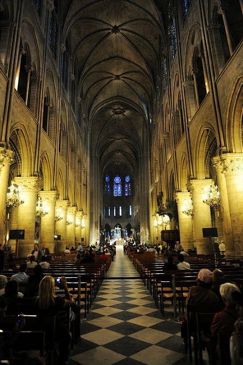 巴黎圣母院内。