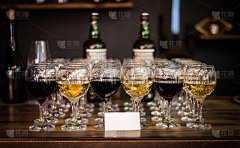 酒杯上的酒和中性的名片