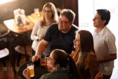 运动,啤酒,友谊,电视机,饮料,含酒精饮料,社交聚会,美式足球,全家福