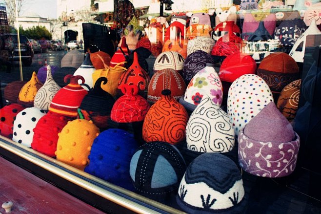 路过一间专卖各种毡帽的店铺，款式琳琅满目...