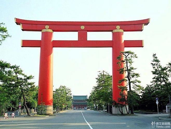 在日本，神宫是供奉皇室神器的场所，平安宫...