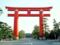在日本，神宫是供奉皇室神器的场所，平安宫前竖立着全日本最大的鸟居牌坊。（鸟居为日...