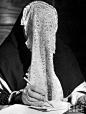 【burqa】跟小伙伴说的“封眼罩袍” 网眼那款是阿富汗的，9蕾丝脸戴手套写字的是1947年巴基斯坦