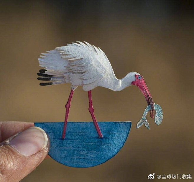 来自印度艺术家的微型纸鸟作品，太逼真了，...