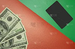 信用卡与现金现金更舒适的金融使用概念图片在红和绿纸纹理的背景海报概念与空白的复制空间为您的文字在这里