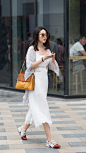 #帝都街拍# 北京街拍更新，白色连衣裙 ​​​​