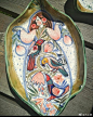 不工堂手绘陶瓷来自俄罗斯的Stirada。看Stirada的作品，有种小时候看欧洲童话故事中插画的感觉。和那些看似老派的作品风格一样，这些手绘瓷盘上的细腻笔触和温馨场景，永远让人莫名感动。 ​​​​