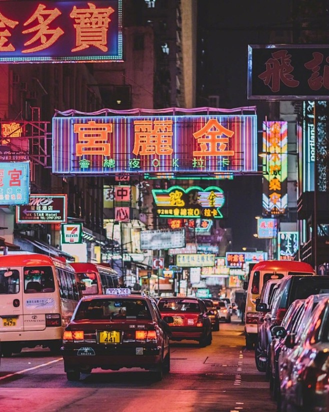 对于香港的夜景，印象最深的还是那些生动活...