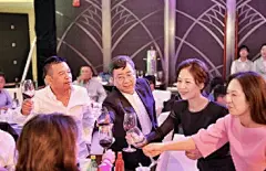 余秋雨夫妻近照被拍！他满头白发望妻眼，马兰气质温婉像优雅姐姐_显得_妻子_穿着 :  他穿着这样一件西装外套，整个人看见都会显得非常的有精气神了，虽然没有怎么的打扮自己，但是整个人看起来状态就特别的好啊，他的头发现在确实白的非常的明显，就是年纪大了呢，这也是没有办法的事情啊，但是整个…