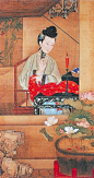 烛下缝衣。清风徐徐，红烛摇曳，仕女勤于女红，在烛光下行针走线。女红包括纺织、刺绣、缝纫等，古代隶属于衡量女子“四德（妇德、妇言、妇功、妇容）”中的“妇功”，是评价女子品行高低的重要标准之一。因此，女子们无论贫富贵贱，均以擅女红为能事。此图中女子兰指轻拈，针线穿行，低眉落目，若有所思。明窗外一只红色的蝙蝠飞舞在翠竹间，“鸿福将至”的吉祥寓意巧妙地蕴涵在图画之中。