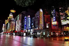 《千年一遇，百年难遇，南京路步行街疫情肆虐的夜晚—摄于202002022020》摄影陆家祥、配词闻雷