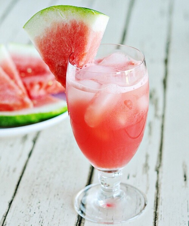【冰镇西瓜汁】材料：西瓜，糖，水。做法：...