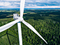 航拍风车在绿色的夏季森林在芬兰近距离。