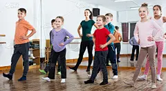 高兴的孩子们学习蔑视舞蹈