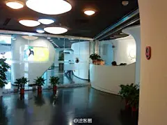 #我的回忆#这是第一次来工场面试结束后，在进电梯前拍的一张照片……当时以为没有机会融入这个大家庭了，所以默默的在手机里留下了这张照片，以证明我曾经来过。呵呵，不过俺后面还是来了，而且加入了我爱的@途客圈 team! 来自@易ET 的回忆http://t.cn/zO5LjMT