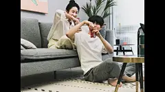 「如何用手机搞定杂志海报级的日系情侣照！」

顺便，祝今天的视频 “主角”生日快乐~ 

#陈星星的三分钟手机摄影教程# L我是陈星星_的秒拍视频 ​​​​