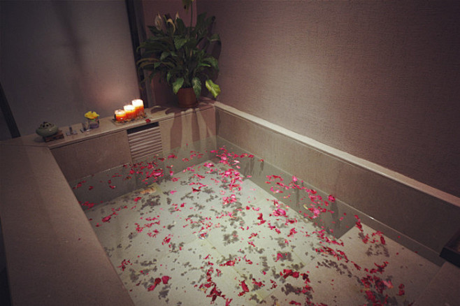 SPA玫瑰花瓣大浴缸