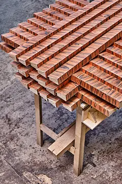 细木工。木贴面墙板元素被灰尘覆盖。紫檀重组单板。家具制造