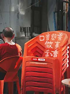 6 张海报和文案，长沙街头的气息扑面而来。

文案：

打工过敏
打流上瘾

上天入地
长沙摩的

长沙不大
但是很辣

没有一只虾
能活着出长沙

前半夜嚯酒续命
后半夜嗦粉还魂

口音塑普
做事靠谱 ​​​