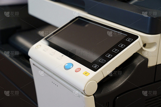 彩色激光打印机控制面板显示。办公室设备