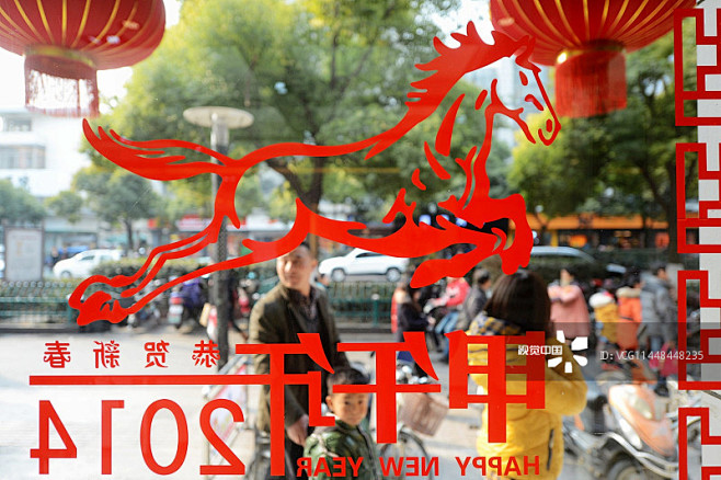 江苏扬州：“马上”春节 街头处处中国红
