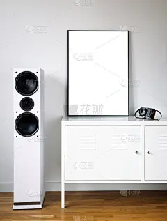 海报框架模型在白色现代室内。现代立体声系统与白色扬声器的局在现代室内。