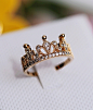 
水钻皇冠造型戒指，闪耀的水钻装饰，个性十足。时尚女王派对首选哦！,
