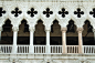 总督府 Palazzo ducale
开放时间：9:00—17:00总督府始建于 9 世纪，属于欧洲中世纪罗马风建筑。由于当时威尼斯与地中海东部的伊斯兰国家密切的文化贸易往来，大量阿拉伯人定居威尼斯，所以总督府立面的席纹图案明显受到了伊斯兰建筑的影响。它曾经是强盛而富庶的威尼斯共和国的政府办公楼，现在则成了一个有趣的艺术博物馆。,青之元素
