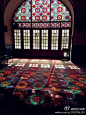 妖怪大战争：伊朗最美的时光，下午四点。jameh mosque的格子花窗，缤纷色彩，凝滞时光。据说设拉子的格子窗更美！期待下一站！#妖怪走伊朗#@张小核