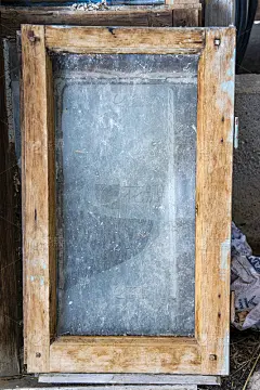 一扇旧的木门。玻璃的顶部很脏，适合做框架