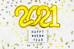 金色2021数字，新年祝福板文字，白色背景上的五彩纸屑。圣诞晚会问候装饰
