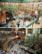 世界上最美丽的20家书店 | 好生活

墨西哥，波兰可潘多罗书店。也许是书迷们最好的避暑胜地，拥有几棵树木的敞开式建筑能使你单独享受一下午的清凉自由，而书店里的咖啡馆与书店一样非常爱欢迎。