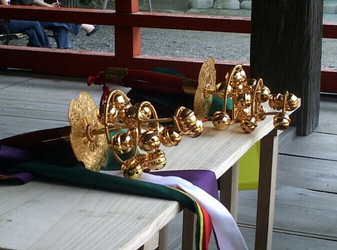 神乐铃:巫女跳神乐舞时用的(神乐舞是指为了要祈祷，在神面前，让神开心而跳的日本古有的舞蹈)，手持的神乐铃一共有15（或12）个铃铛，上中下三层 ...