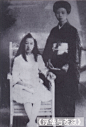 在东京丰岛师范附属小学读书的川岛芳子和家庭教师合影（1918年摄）