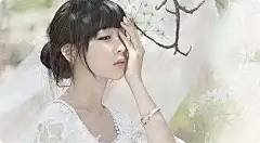 　　春去春又回，春天又一次拖着长长的裙裾回归季节的怀抱，一缕暖香飞上岁月的枝头，染绿了杨柳，染绿了大地。

　　春来了，你在哪？鱼哭了，水知道；我哭了，谁知道？

　　鱼哭了，水知道；我哭了，谁知道

　　夜，好静谧，明月在窗棂上泻下斑驳的影子，客厅的钟表还在寂寞的滴答、滴答……，这一声声倒像是敲打在我空落落的心上，隐隐作痛。此刻，我的心又一次被思念的潮水浸透，一种如同咀嚼苦涩橄榄的滋味在心头缭绕。

　　青青子衿，悠悠我心。你伫立在遥远的彼岸，浅浅的一个微笑，牵长了我的思念。有你，我荒漠的心田才绿洲一片