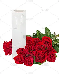 礼盒和花束从玫瑰花孤立的白色。