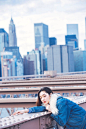 宋轶的一组时尚大片，镜头下的她现身纽约街头，身穿蓝色牛仔外套配同色系牛仔裤，温暖简单，示范了初冬的清爽穿搭。照片以纽约独特的城市建筑及布鲁克林大桥作为背景，身处其中的宋轶妆容精致、温婉大气，巧妙的构图方式和极强的镜头表现力让宋轶展现了自己独特的都市时尚感。 ​​​​