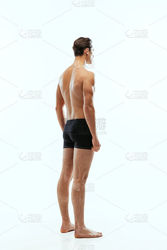 后视图年轻英俊的男子赤膊运动穿着黑色四角...