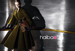 【图】冷艳性感炫目金属色！古驰(Gucci) 2013早秋广告大片，达丽雅·斯托寇思 (Daria Strokous) 演绎_Gucci_海报时尚网
古驰(Gucci) 2013早秋广告大片，闪烁冷艳金属光泽。搭配极简背景营造神秘古驰(Gucci) 女郎性感撩人一面。蕾丝礼服，竹节手柄突显的柔美融入金属配饰、皮革单品坚硬帅气氛围中，呈现冲突美学效果。墨绿丝绒材质和细跟玛丽珍鞋，同样将“时尚金属”蕴含浓郁复古怀旧气息。

了解更多 http://www.haibao.com/article/15274