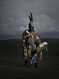 蒙古族萨满教“萨满法师”装束，丹麦摄影师 Ken Hermann 拍摄于中国内蒙。萨满教是古代蒙古人的原始宗教。它是原始宗教的一种晚期形式。它由满洲——通古斯语族各部位的巫师称为萨满而得名。（kenhermann.com） ​​​​