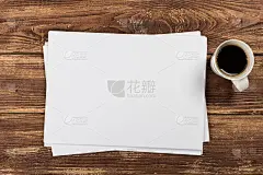 俯视图的现代办公桌办公场所与a4纸。品牌空白模板。照片空白表格。为作品集设计模拟。