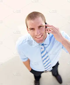 快乐的年轻商人在打电话
