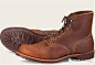 Service 军靴
军靴的灵感来自于第一次和第二次世界大战的军事风格。经典的长筒靴一般都有焊接结构，低跟的耐磨鞋底，以及带平头或帽趾的皮革鞋面。外观有点像Derby德比靴风格，但它会配有金属眼和快速钩这些更坚固的风格，如红翼Iron Ranger。常见的品牌有Red Wing，White’s Boots，Chippewa和Alden等