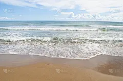 空旷的热带海滩和湛蓝的天空
