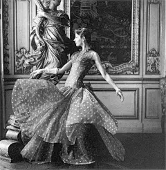 Georges Dambier，法国摄影师，出生于1925年，早年为法国海报艺术家Paul Colin工作，这段经历让他掌握了绘画和美学基础，随后他为肖像摄影师Willy Rizzo工作，这让他第一次了解到摄影并学到了一些珍贵的技巧，尤其是布光。
Georges 的第一份摄影工作来自《ELLE》杂志，拍摄时他并没有遵循当时的风格，让模特不带表情的看着相机，而去捕捉模特自然微笑、运动中的瞬间。之后他的作品遍布广告及时尚杂志，他的镜头记录下60年代几乎所有明星的面容，如今Georges已退休，安静的生活在法国