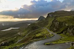 苏格兰斯凯奇灵岛的蜿蜒道路