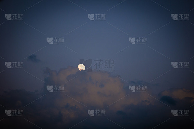 晚上满月躲在云后面