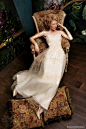  知名设计师Alena Goretskaya 推出最新2014年婚纱系列LookBook，本季婚纱设计依旧充满浪漫而柔美的情调，模特为我们呈现出梦境般唯美的氛围。