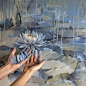 这些居然是粉笔画，真难以置信 : ▼ 粉笔画又称色粉画 是一种用粉笔作画的形式 其实早在16世纪的欧洲 粉笔画早就被使用 看着他们的作品 彻底颠覆了对粉笔的认识 # Olga Abramova # 莫斯科艺术家， 她的色彩浓郁一些，多表现一些自然景色。一朵荷花、