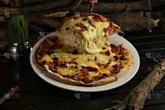 美味的超大两味披萨